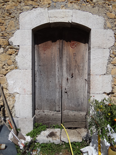 Bâtiment ouest, grand logis. Elévation sud, premier niveau. Porte d'entrée.