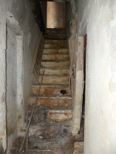 Couloir et escalier intérieur droit. Ferme de la Contine (Ribiers).