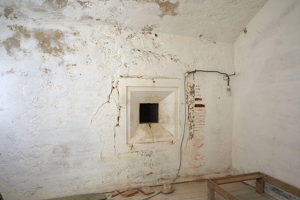 Batterie de 1861 et 1880, intérieur du corps de garde crénelé, casemate de culée nord-ouest, créneau de lampe 