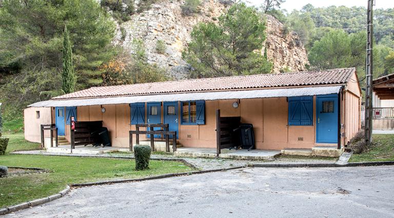 Hameau de forestage de Harkis de La Roque-d'Anthéron, actuellement village de vacances de la Baume