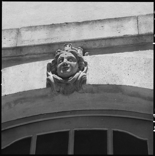 Cour intérieure, façade, mascaron.