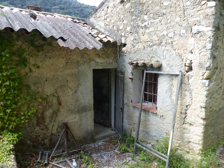 Maison-bloc. Bâtiment 3, élévation est à gauche ; bâtiment 2, élévation sud à droite.