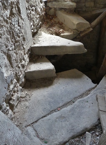 Rez-de-chaussée surélevé, escalier. Palier.