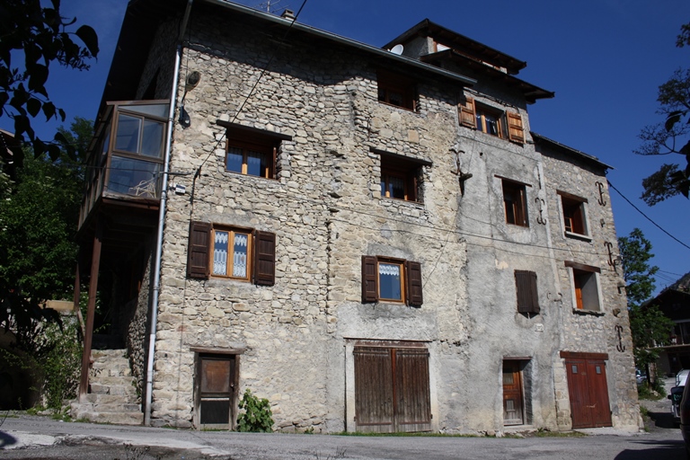 Plusieurs maisons du village ont fait l'objet de restaurations importantes qui empêchent de considérer convenablement leur parti initial (Grande Rue, parcelles AC 234-237).