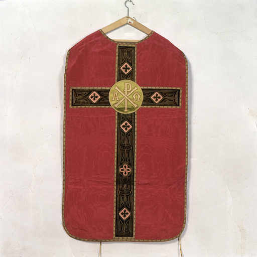 ensemble de vêtements liturgiques (N° 9) : chasuble, voile de calice, étole (ornement rouge)