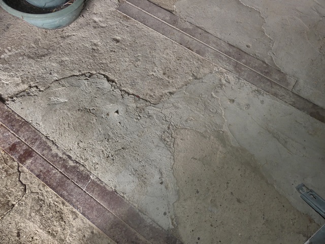 Bâtiment du logis. Rez-de-chaussée surélevé, fenil. Sol constitué d'une chape de mortier sur l'extrados des voûtains et du dessus des poutrelles métalliques.