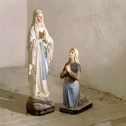 ensemble de 2 statues (petite nature) : Notre-Dame-de-Lourdes et la Bienheureuse Bernadette Soubirous