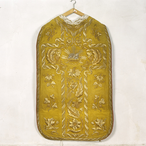 ensemble de vêtements liturgiques (N° 10) : chasuble, voile de calice, étole (ornement doré)
