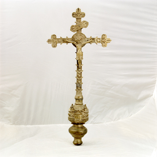croix de procession, statue : Christ en croix