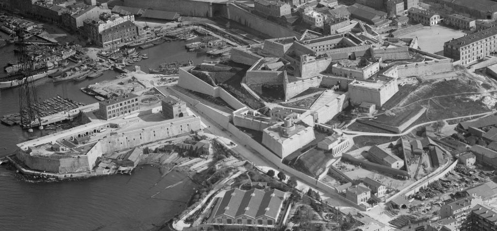 [Vue aérienne oblique de l'ensemble des forts Ganteaume et d'Entrecasteaux prise du nord-est], 1920.