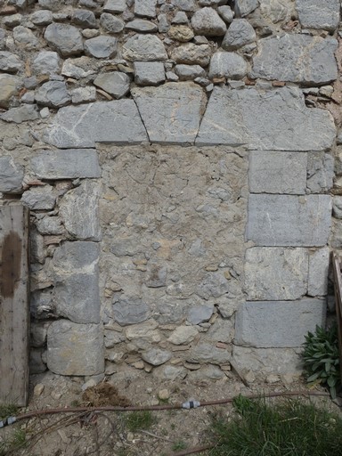 Porte de logis murée, avec encadrement chanfreiné dont un piédroit forme la base de la chaîne d'angle ; plate-bande lisse portant la date gravée 1663, accompagnée des initiales I et P dans un blason. Ferme au hameau de Saint-Aubert (Ribiers).