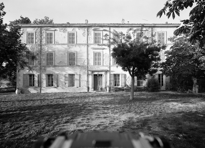 Façade antérieure, vue d'ensemble.