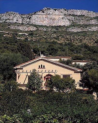 Cap d'Ail, villa ordinaire à caractère régionaliste.