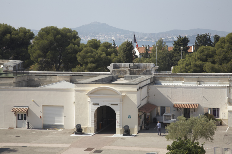 Toulon. Fort Lamalgue. Façade sur place d'armes de l'ancien pavillon d'entrée.