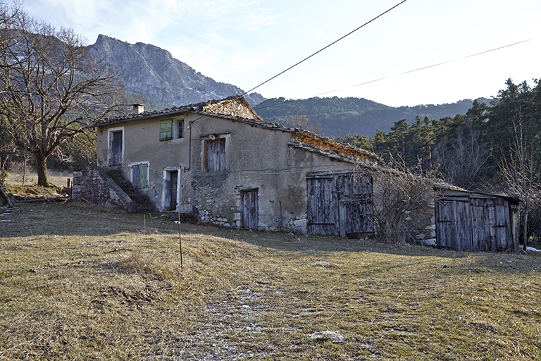 Ferme à bâtiments accolés en ligne aux Combes (Castellane).