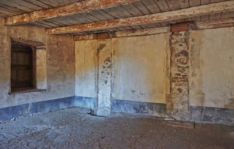 Ferme de Bla Magnan. Conduit d'alimentation en fourrage en creux reliant le fenil à l'étable via une pièce d'habitation.