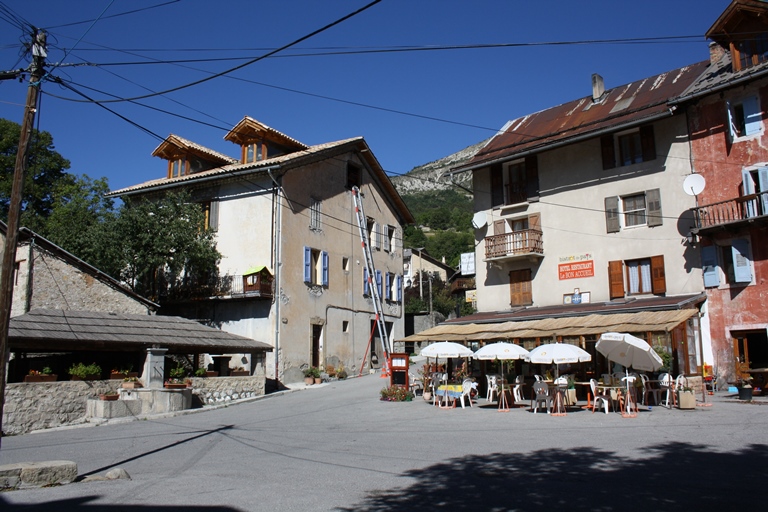 village de Thorame-Haute, La place principale du village avec le restaurant- hôtel "Le Bon Accueil" et la fontaine-lavoir. (IVR93_20210400136NUC2A) -  Inventaire Général du Patrimoine Culturel