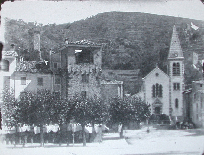 [Castellane. La place de l'église et deux tours des fortifications.]