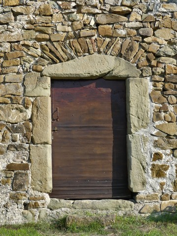 Bâtiment du logis. Pignon ouest, porte du fenil.
