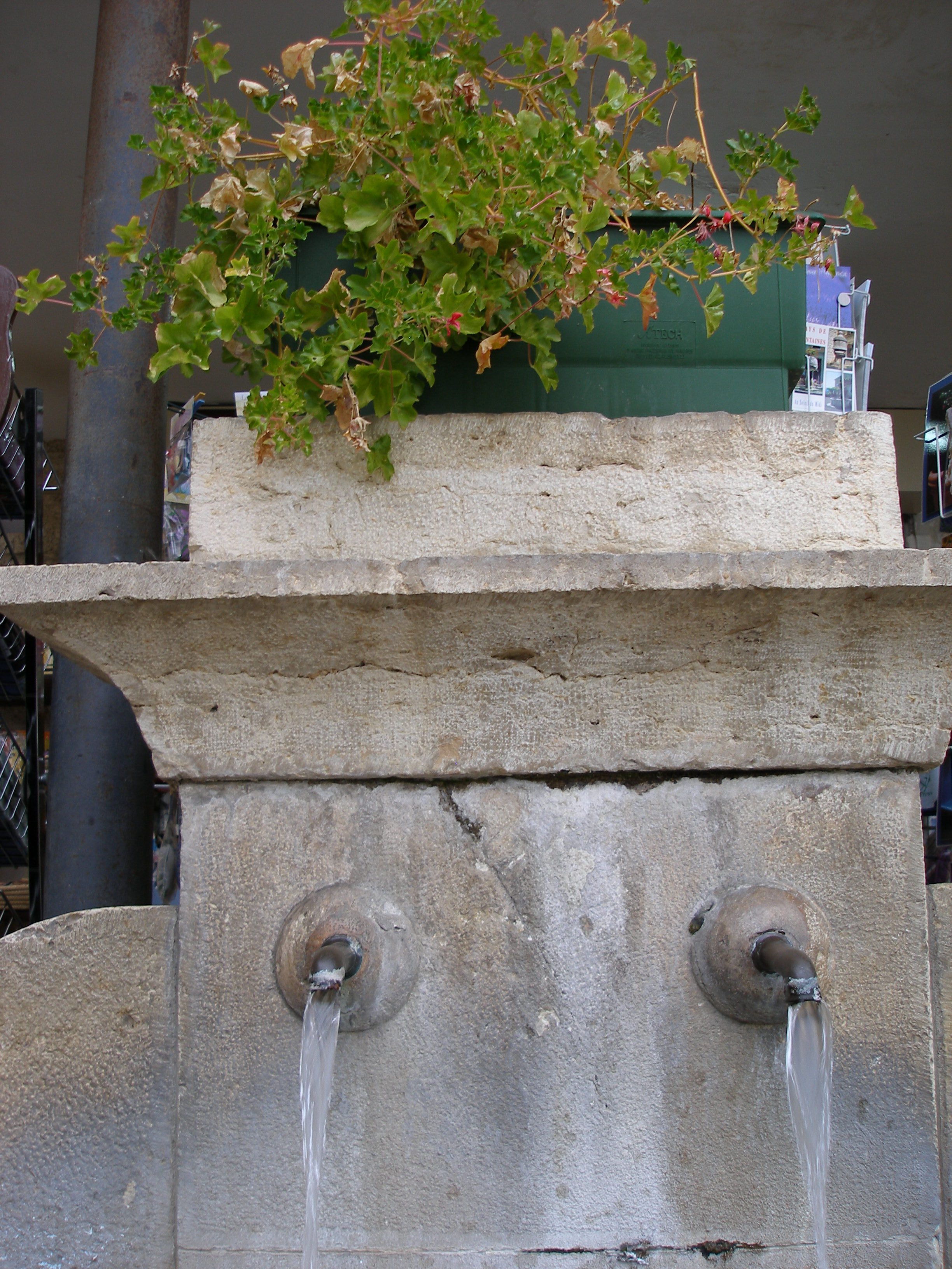 fontaine et abreuvoir de la place du marché, dite aussi fontaine du couvert