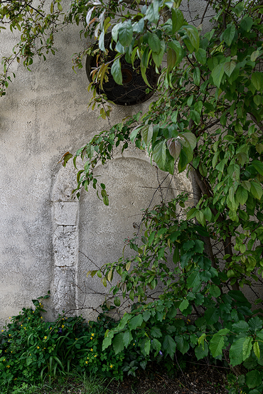 Vue de la porte murée de la chapelle de pénitents.