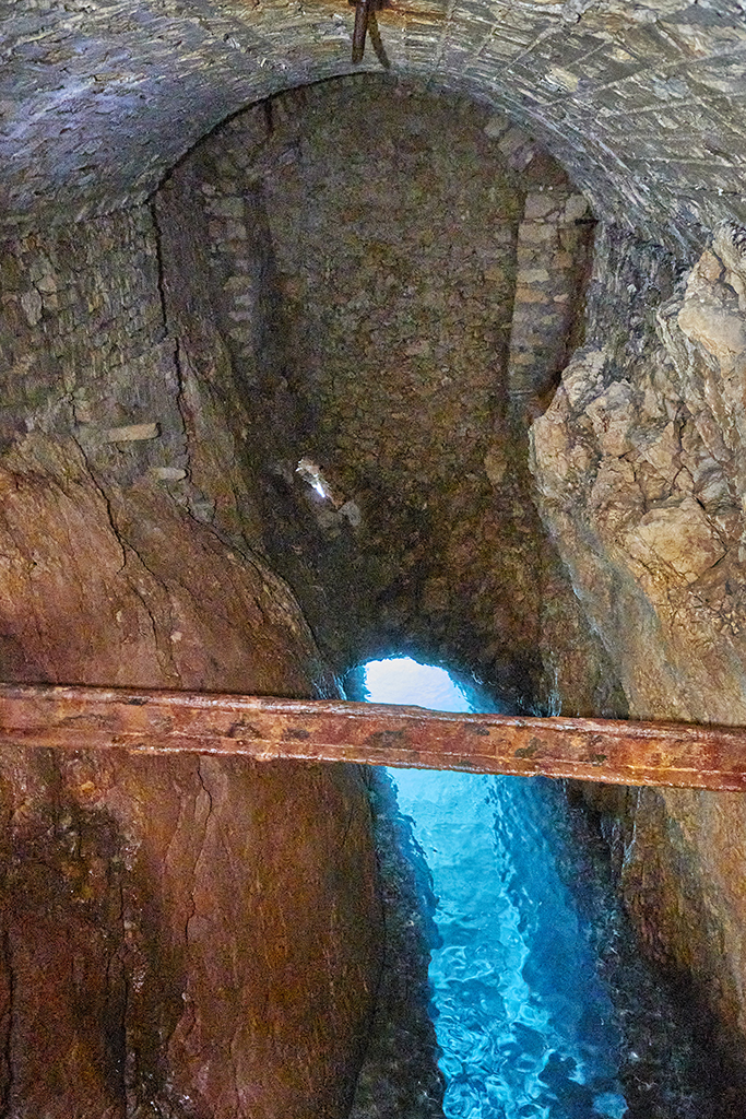 Intérieur de l'enceinte, souterrain couvrant une faille avec bras d'eau de mer 