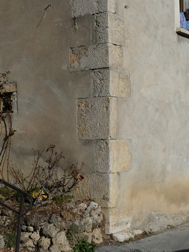 Chaîne d'angle en pierre de taille. Maison située au village d'Antonaves (parcelle 1983 A2 456).