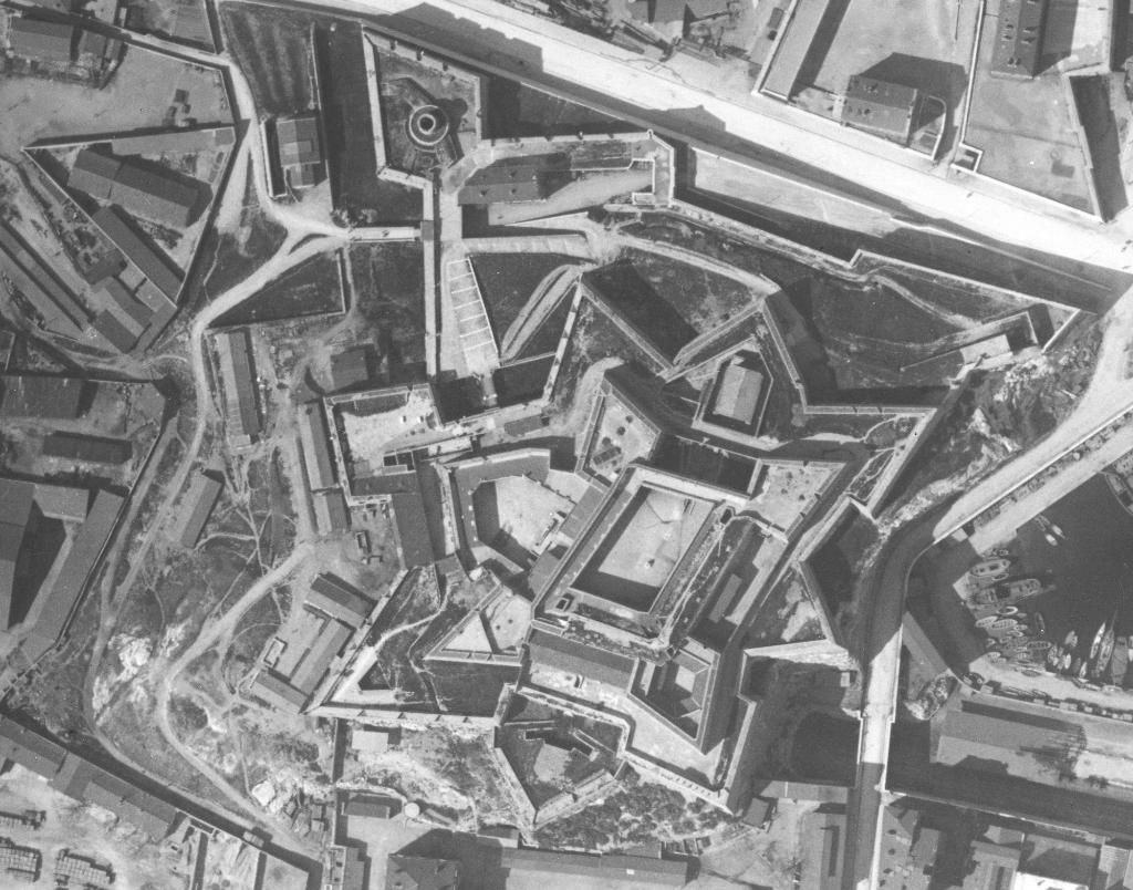 [Vue aérienne verticale de Marseille, détail du fort d'Entrecasteaux], 1946.