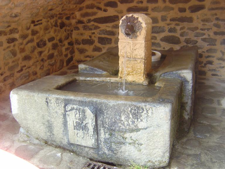 Fontaine-lavoir place Aco de Gravier (1816).