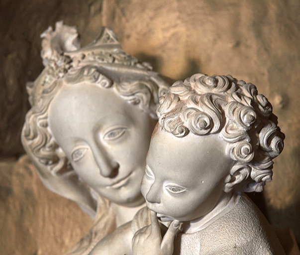 Vue rapprochée des visages de la Vierge et de l'Enfant.