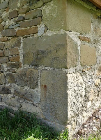 Chaîne d'angle en pierre de taille, ferme au quartier du Collet.