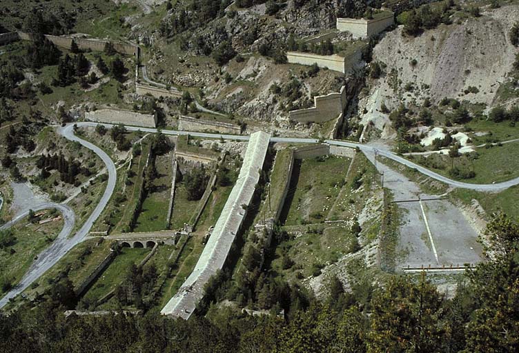 Ensemble de l'ouvrage. Vue prise du fort du Randouillet. Au fond, nouvelle route et enveloppe extérieure du fort des Têtes.