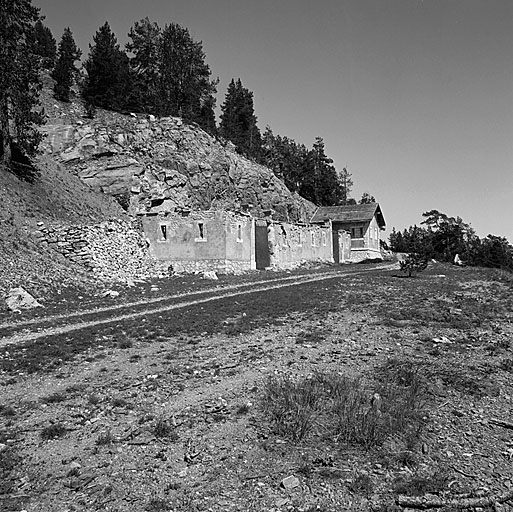 Magasin à poudre des pentes est. Vue extérieure d'ensemble : mur d'enceinte crénelé, entrées et corps de garde défensif 1.