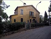 Saint-Jean-Cap-Ferrat. Villa régionaliste avec façade couverte d'un enduit rugueux coloré (villa Brimborion).