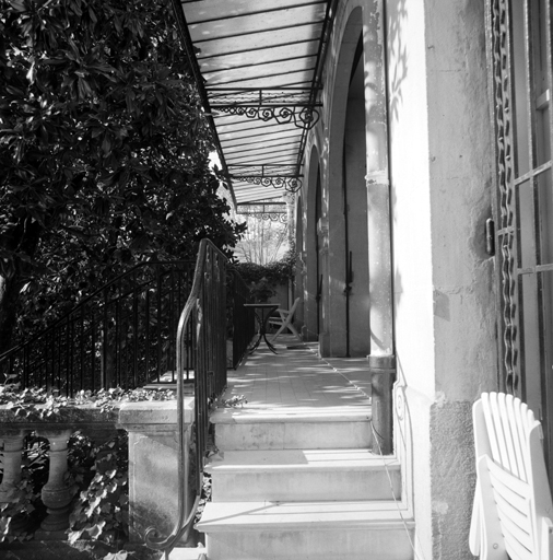 Façade sud sur jardin, balcon couvert d'une marquise au rez-de-chaussée.