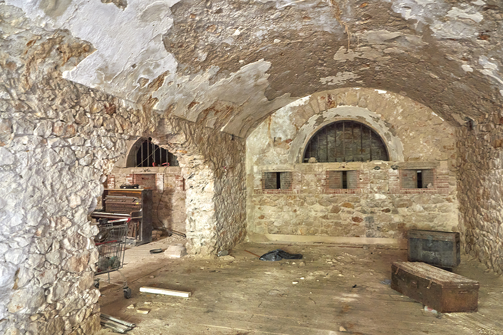 Batterie de 1861 et 1880, intérieur du corps de garde crénelé, casemate de casernement médiane, au fond, créneaux et baies donnant sur le couloir souterrain nord 