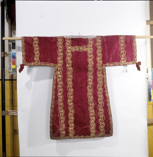 ensemble de vêtements liturgiques : chape, chasuble, 2 dalmatiques, 2 étoles, 3 manipules, bourse de corporal, voile de calice (ornement rouge)