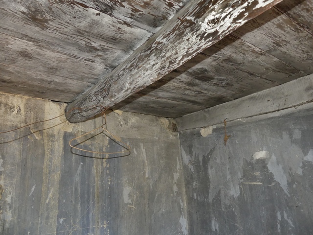 Etage, partie orientale. Couvrement en plancher sur solives.