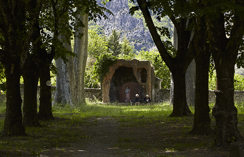 Parc. Allée de tilleuls menant à la grotte.