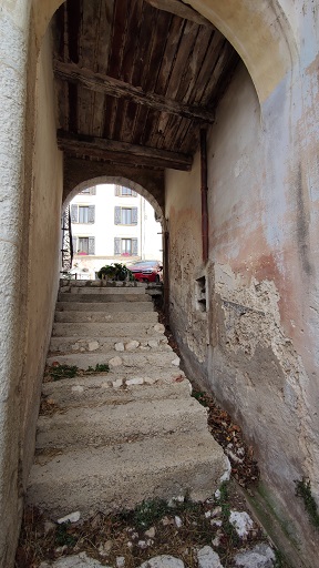 Passage couvert et élévation ouest de la maison. Vue prise du sud-ouest.