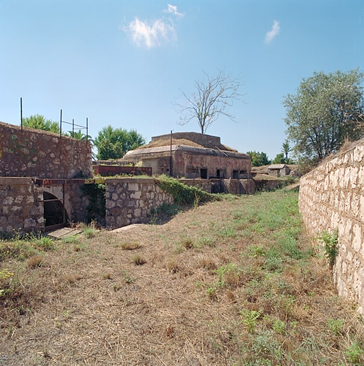 Rue du rempart de la batterie, traverses des emplacements de tir et issue des souterrains.