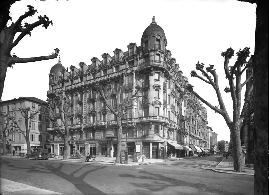 immeubles en série (série de 11) dit Palais Donadei, ayant abrité l'Edward's Palace Hôtel et comprenant les hôtels de voyageurs La Villa (anciennement Nouvel Hôtel) et Le Grimaldi (anciennement King Georges Hôtel)