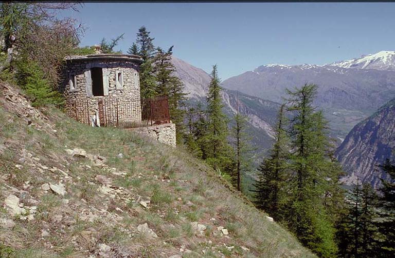 Le poste. Derrière, la Tête de Cassoun et le site de la batterie de Vallon Claus. Au fond, les crêtes de la région du col de Vars.