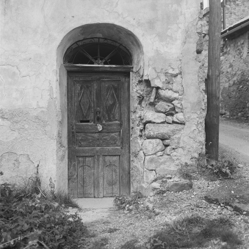 Porte d'entrée de la façade sud.