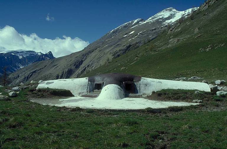 Bloc 2. Vue d'ensemble prise de l'avant dans l'axe de l'orillon séparant les deux créneaux.