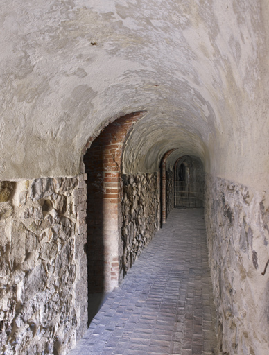 Enfilade de la galerie d'escarpe de la tour et de la courtine de droite.