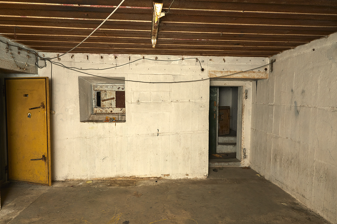 Salle centrale ou salle de calcul du niveau 1 du poste de direction de tir 