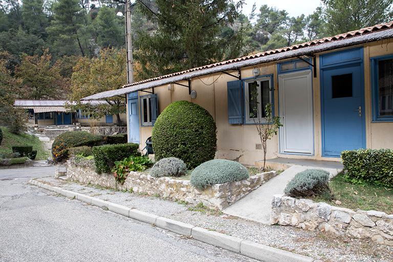 Hameau de forestage de Harkis de La Roque-d'Anthéron, actuellement village de vacances de la Baume