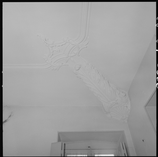 Hôtel B. Deuxième étage, pièce Ea, console en gypserie du plafond.