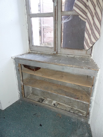 Etage, chambre nord. Placard installé dans l'allège de la fenêtre.